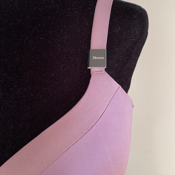 Victoria’s Secret push up underwire two tone bra - Picture 3 of 9